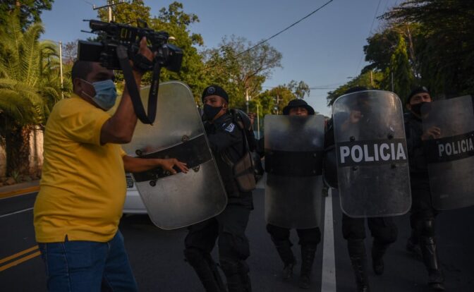 policías periodistas