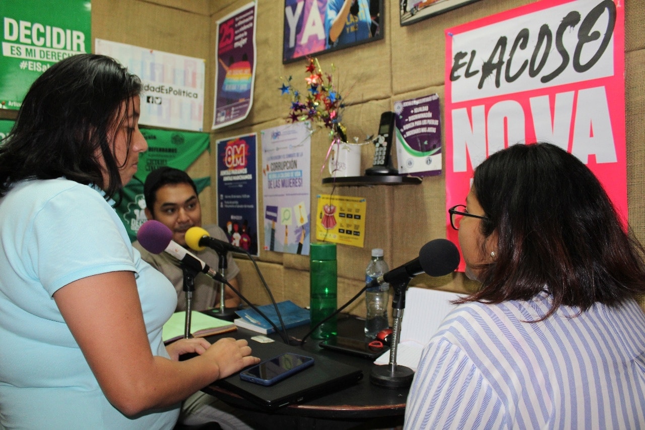 El Salvador. La activista feminista Katherine Samayoa participa en un conversatorio radial sobre los derechos sexuales y reproductivos. Foto: Jóvenes que llevan vocerías en DS y DR.