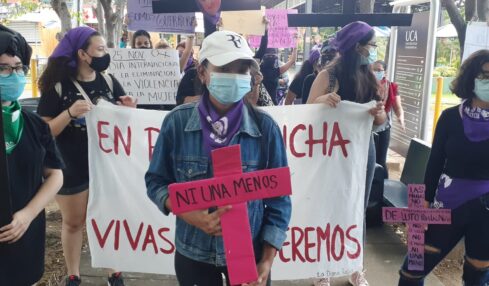 Nicaragua. Estudiantes de la Universidad Centroamericana (UCA) marchan dentro del recinto contra los feminicidios. Foto: La Lupa