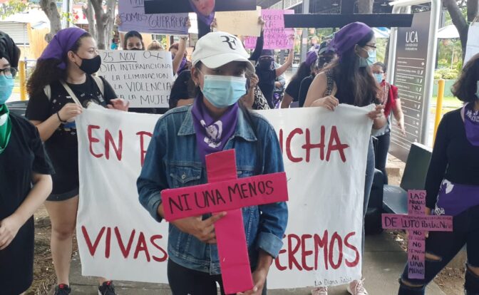 Nicaragua. Estudiantes de la Universidad Centroamericana (UCA) marchan dentro del recinto contra los feminicidios. Foto: La Lupa