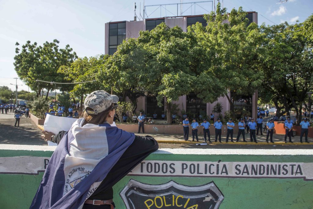 Politólogas, defensoras de derechos humanos y víctimas del orteguismo concuerdan que Nicaragua necesita salir pronto de la dictadura y muestra de ello es el aislamiento internacional de los Ortega-Murillo
