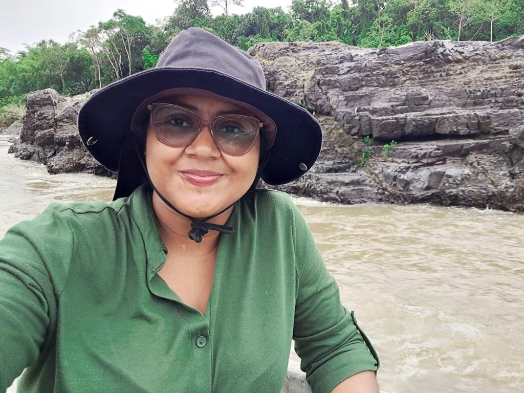 La periodista indígena Brisa Bucardo durante una visita al territorio Kipla Sait Tasbaika Kum, en el Alto Wangki. Foto: Cortesía