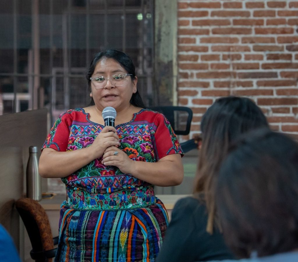 Lourdes Quistán Mejía durante un conversatorio con mujeres. Foto: Cortesía